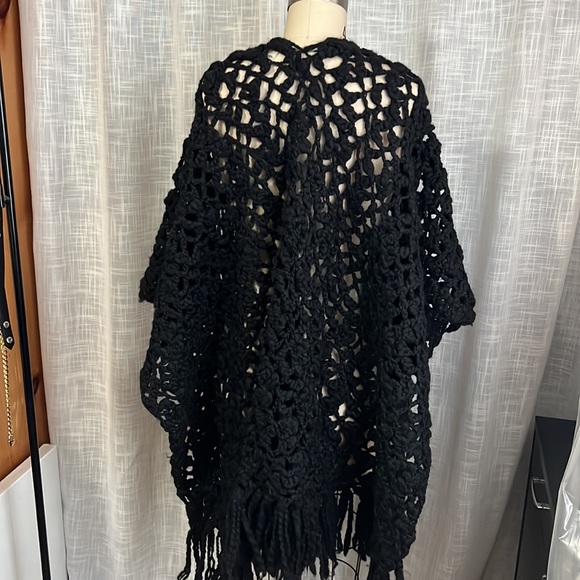 Elie Tahari Open Knit Cape - Picture 5 of 7